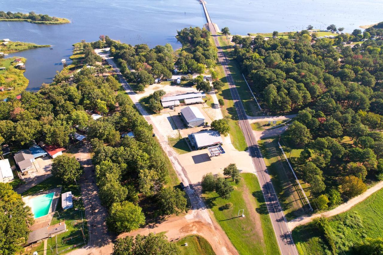 Axtons Bass City Lake Front Resort Emory Exterior photo